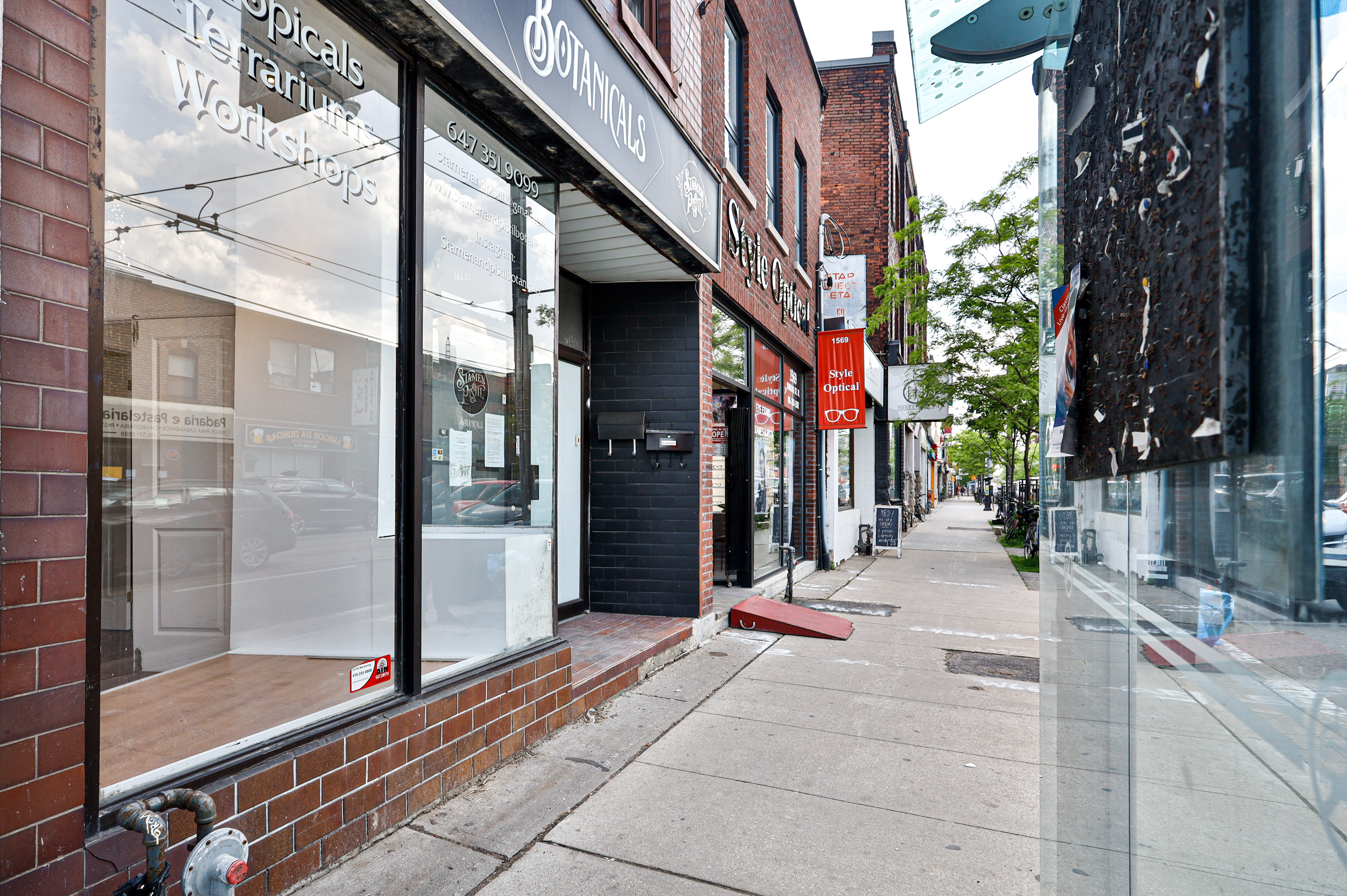Slideshow PropertySpaces 1567 Dundas Street West, Toronto, ON, Canada