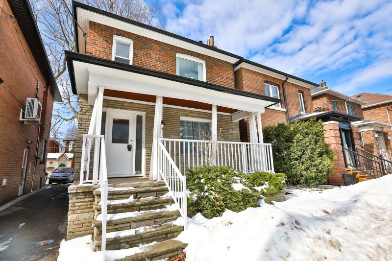 Slideshow PropertySpaces 148 Jane St Toronto, ON M6S 3Y6