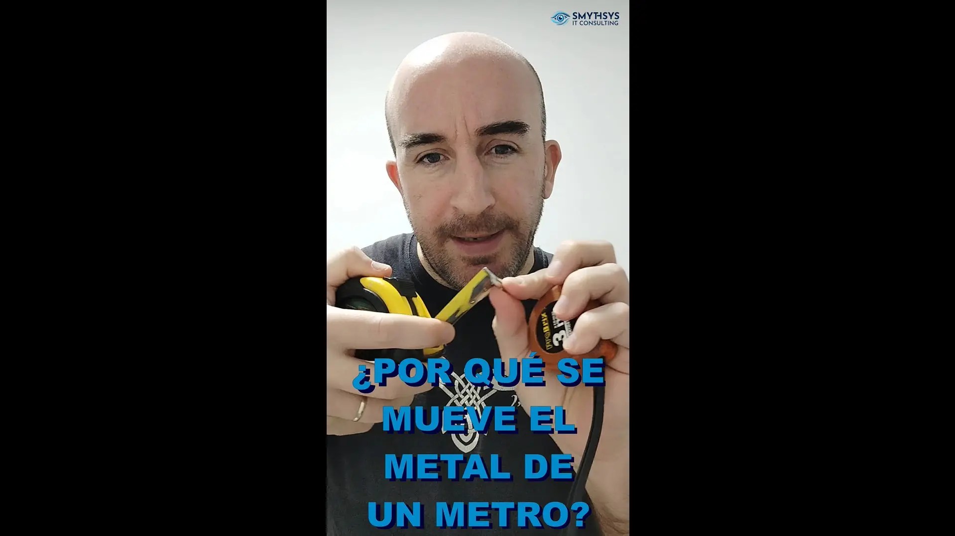 ¿Por qué se mueve el extremo metálico en un metro o flexómetro