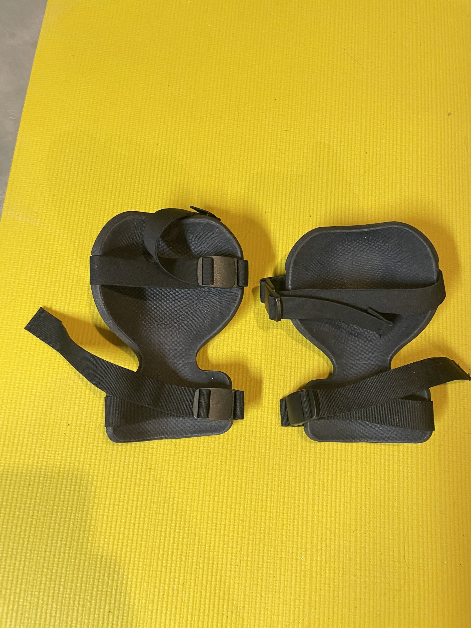 SOLD Arcteryx Knee Pads, Black, Excellent Condition 55 TYD USPS