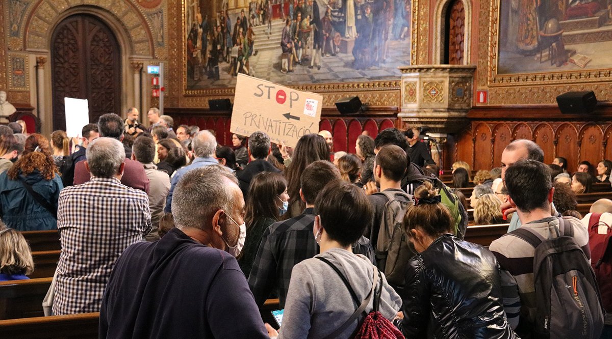 Una protesta de mestres impedeix realitzar un acte amb Cambray a la UB