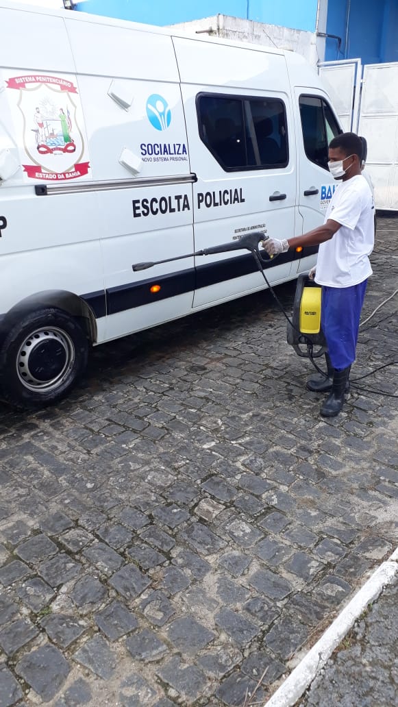 VEÍCULOS PASSAM A SER HIGIENIZADOS ANTES DE ENTRAR NO CONJUNTO PENAL DE