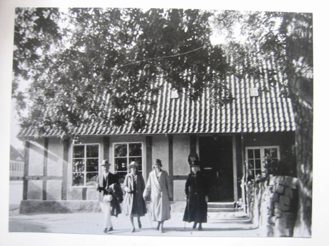 Billede af 4 damer der går fra gården