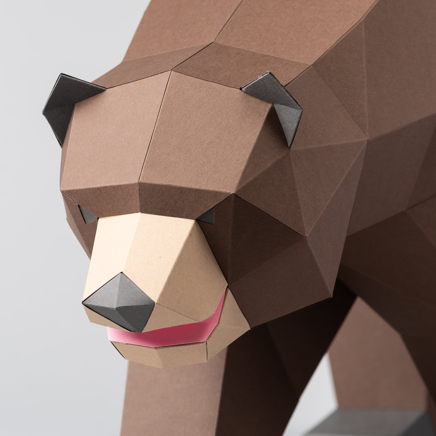 Make this grizzly brown bear with Sofs Designs template papercraft