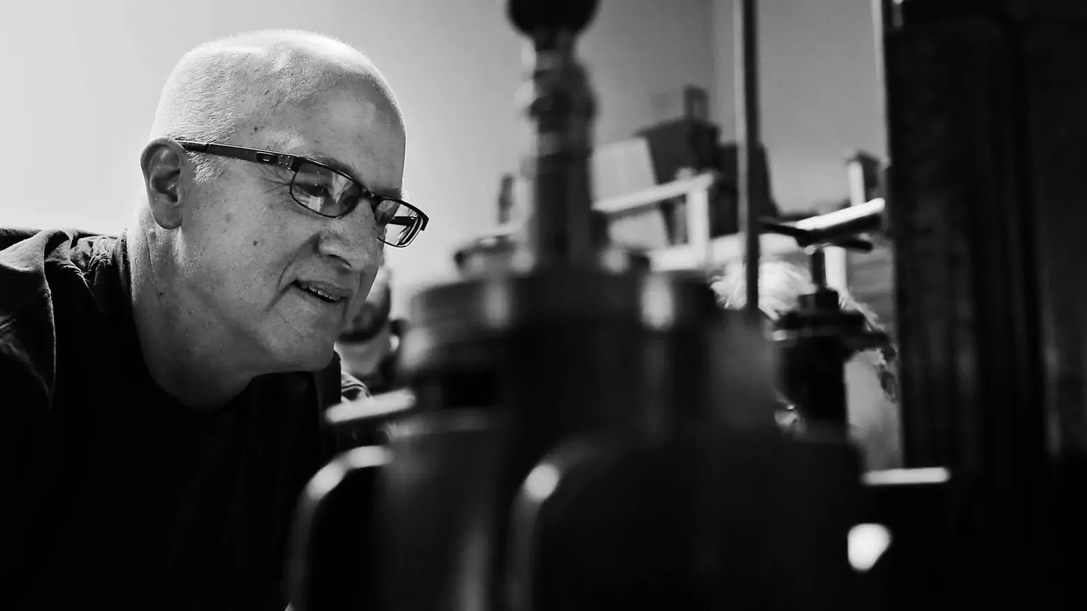 Watch a Master Jeweler Use a Lathe Like a Spirograph