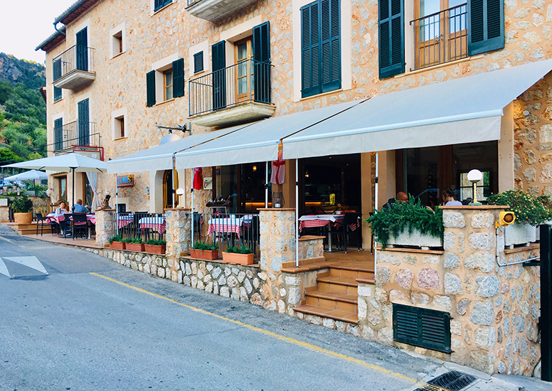 Calzone Pizzeria Restaurant in Fornalutx with Take Away Service