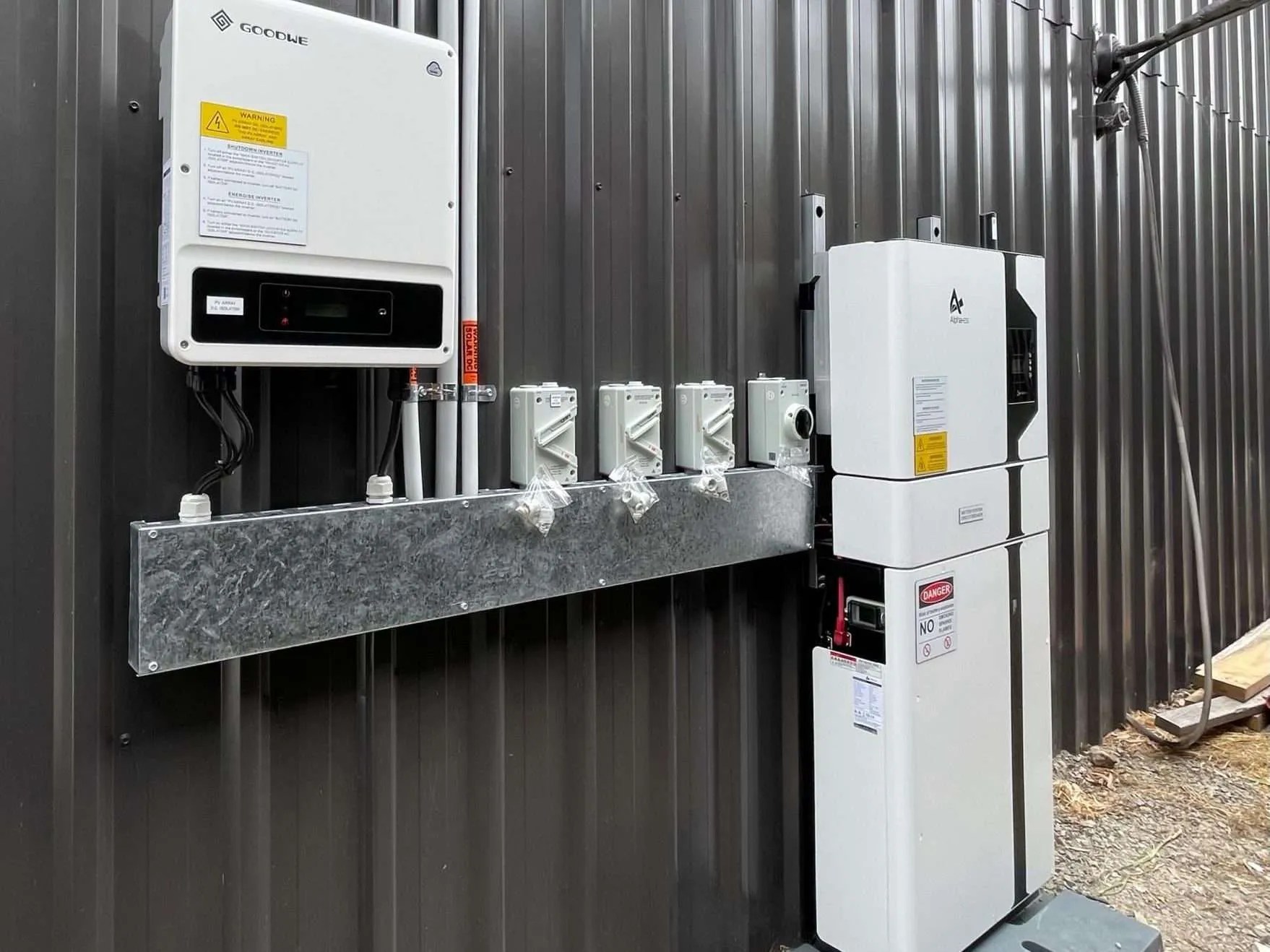 How does solar power work at night? with solar batteries! Solstra