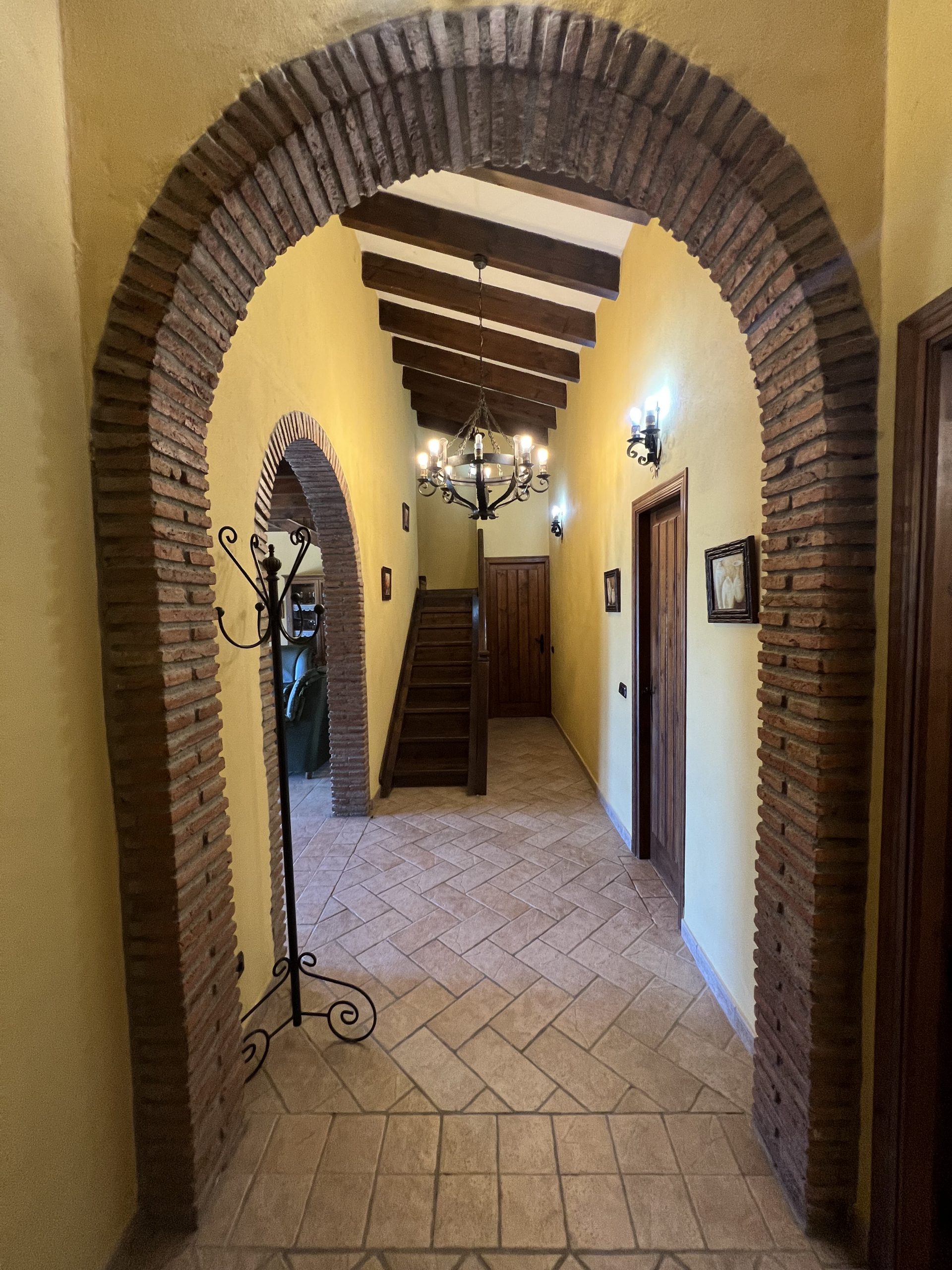 Superb new Villa for LONG TERM RENTAL situated 1st. Line to the Lake in