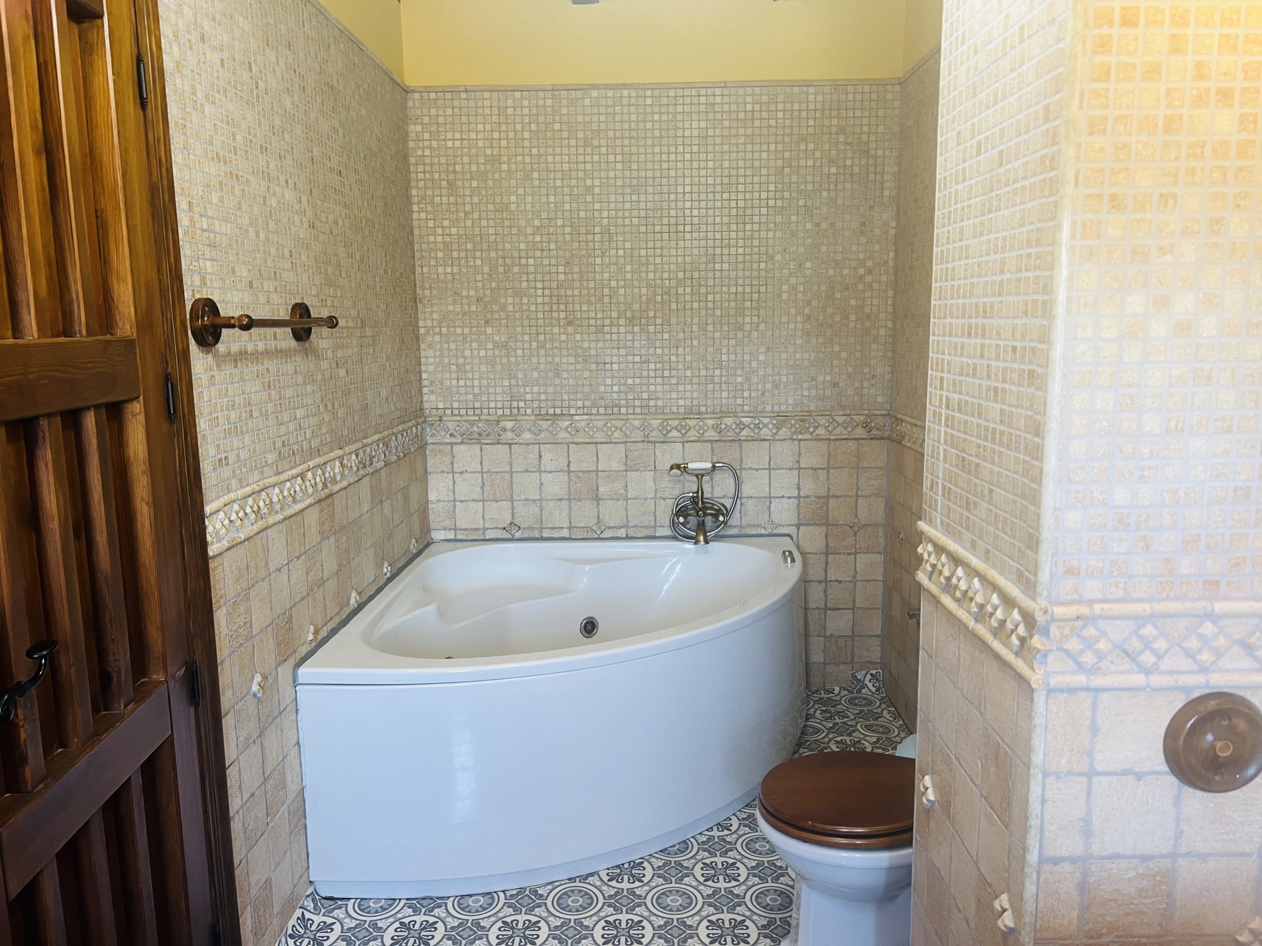 Superb new Villa for LONG TERM RENTAL situated 1st. Line to the Lake in