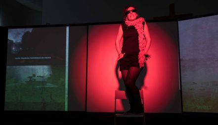Sing mit mir das alte Lied - dass das Geld ihn liebt, den Krieg...