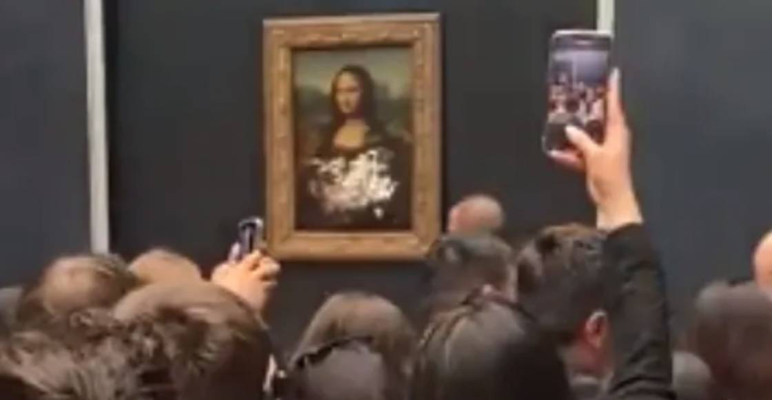 OLOV Sujeto lanza pastel a “La Mona Lisa” en el Museo de Louvre