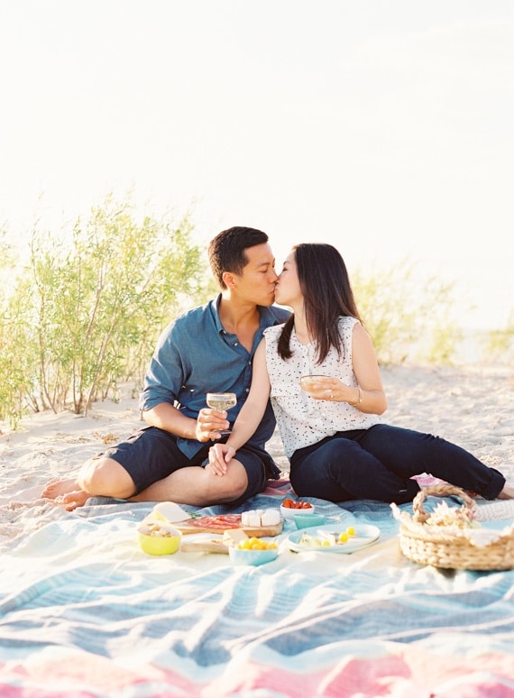 34 Picnic Themed Engagement Photo Shoot Ideas