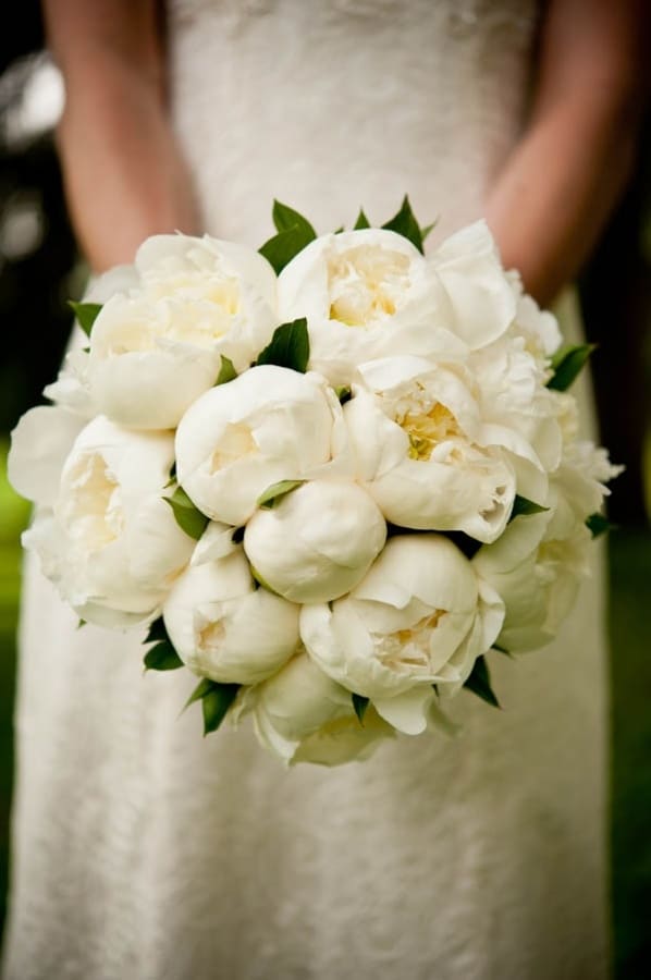 Pure White Wedding Bouquets for Chic Brides