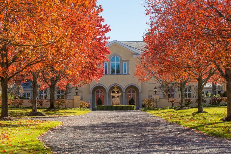 Fall Forward 5 Homes with Dramatic Fall Foliage Sotheby´s