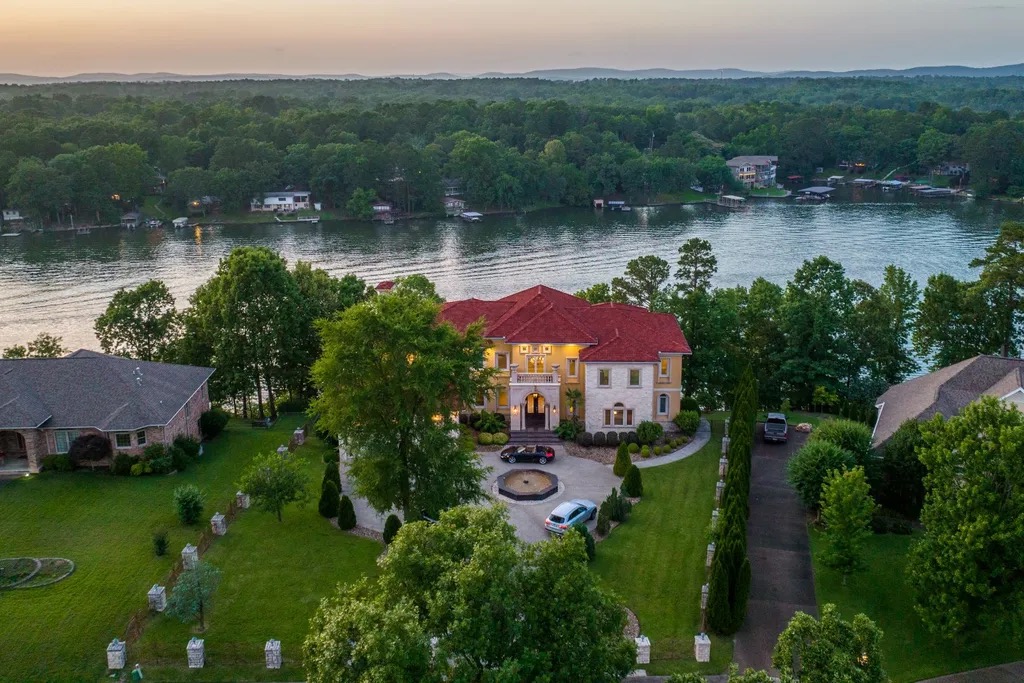 Video of the Week Inside a Lakefront Masterpiece in Hot Springs
