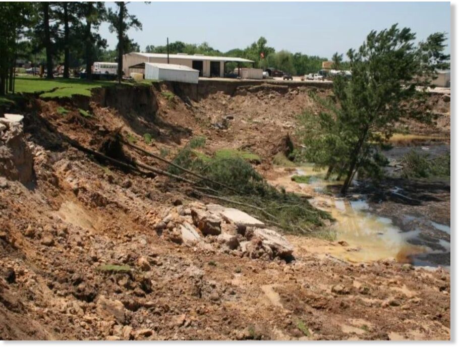 Alarming video shows 1,050ft sinkhole swallowing cars and telephone