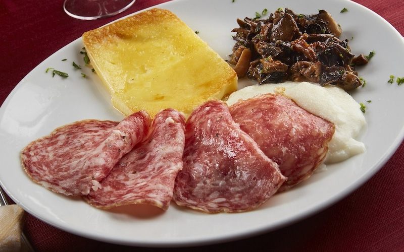 Sopressa trevisana alla griglia con polenta e formaggio al cartoccio