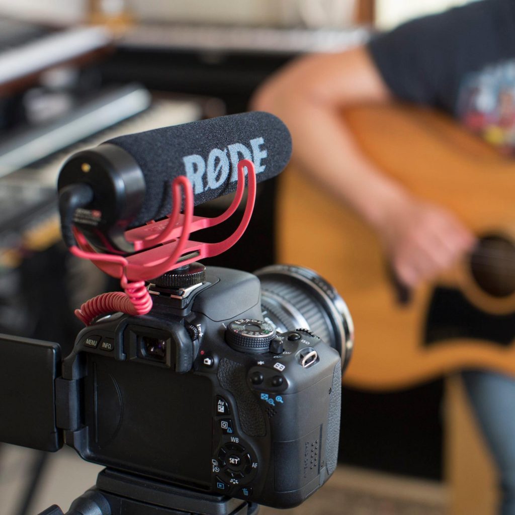 7 Best Mics For Canon 80D With Excellent Audio [No Hiss]
