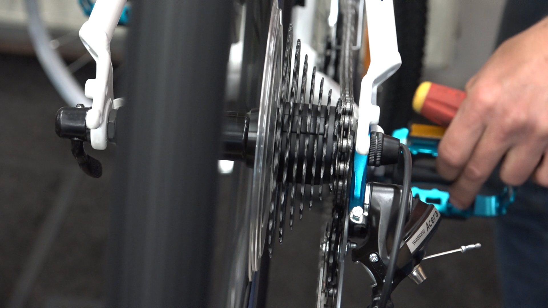 Adjustment of the rear derailleur on the bike Sounds Of Changes