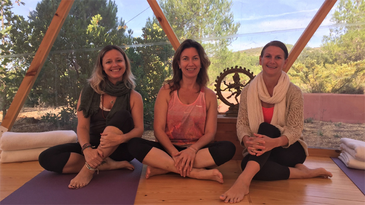 MasQI the energy house. Your SISters in wellness Marta and Femke enjou a detox and Yoga break.