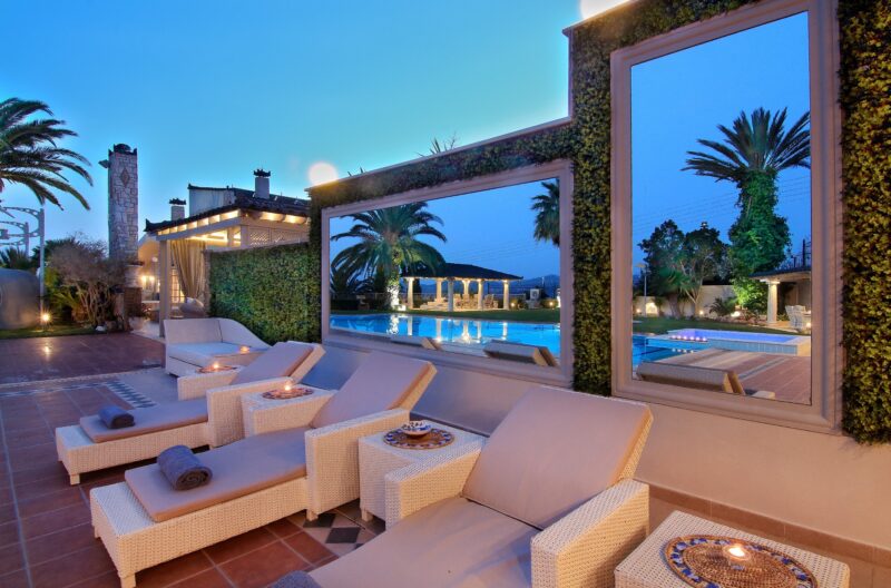 Black Diamond Luxury Villa in Anavissos Spaceprk