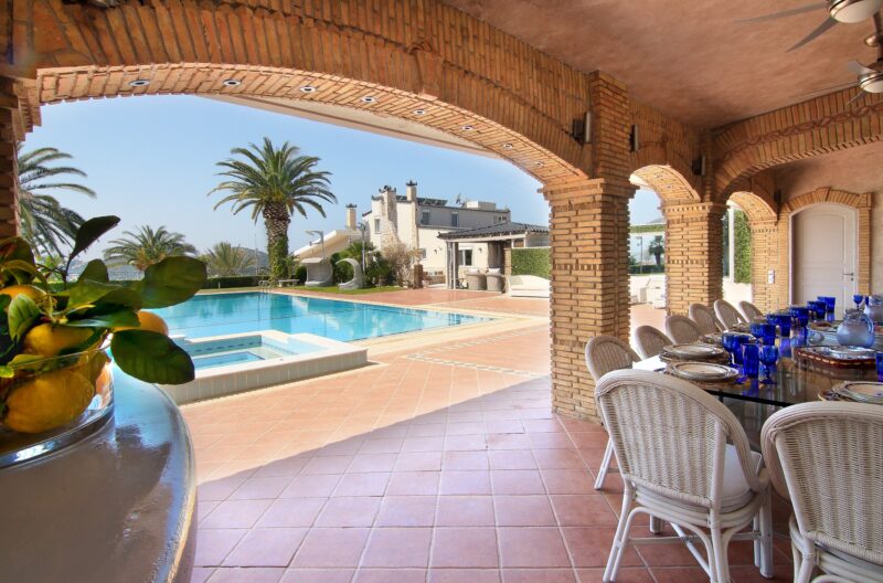 Black Diamond Luxury Villa in Anavissos Spaceprk