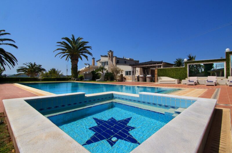 Black Diamond Luxury Villa in Anavissos Spaceprk