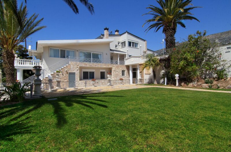 Black Diamond Luxury Villa in Anavissos Spaceprk