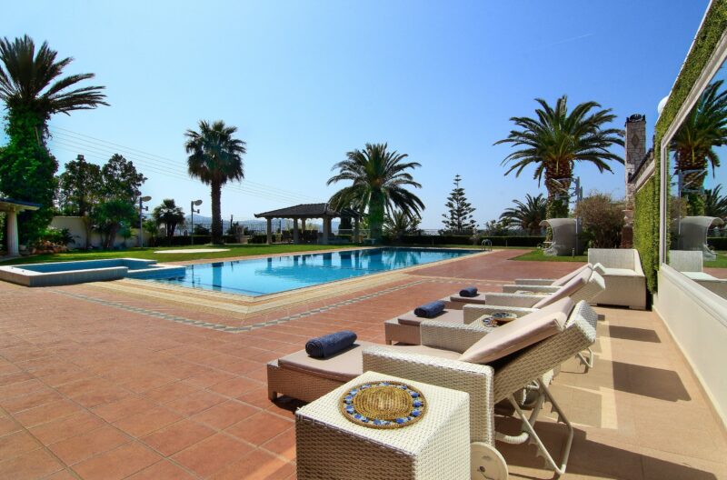 Black Diamond Luxury Villa in Anavissos Spaceprk