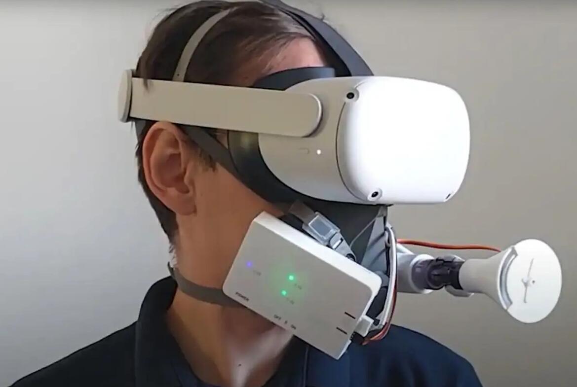 Wear a breathing mask to increase the virtual reality experience