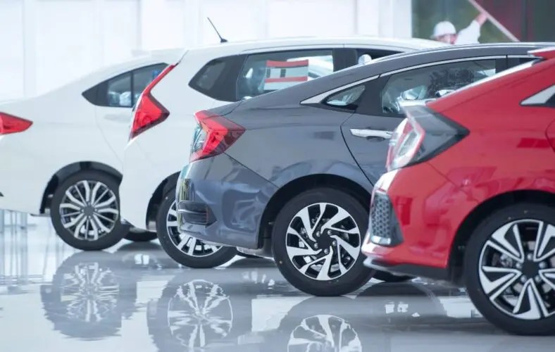 Impact of favorite car colors and insurance in Spain