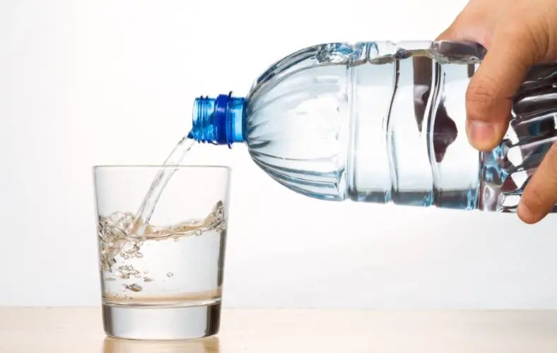 Verkoop gebotteld water in Spanje gedaald vanwege gesloten horeca en