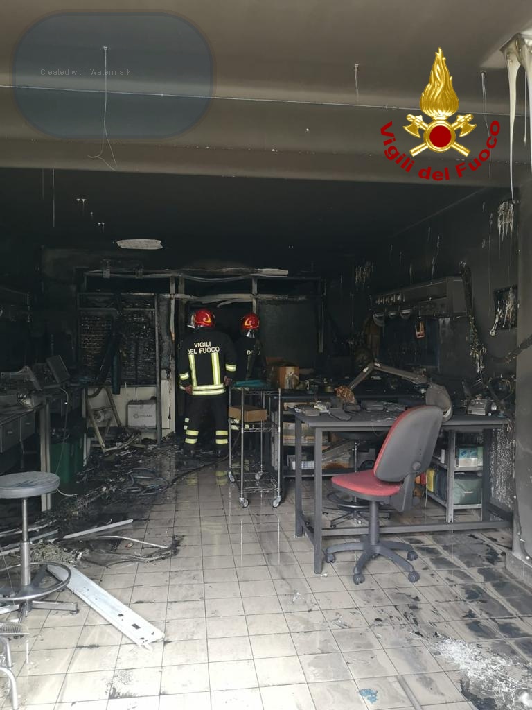 Видео incendio doloso a catania. Catania: incendio in un laboratorio per apparecchiature ...