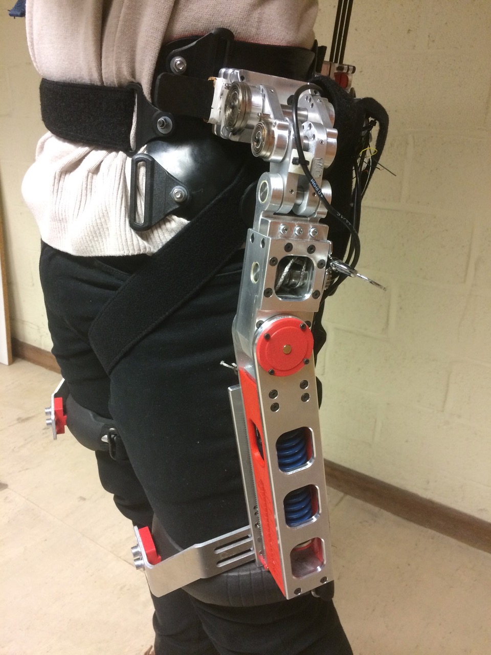 Extending the spinal orthotic module with a passive selfaligning hip