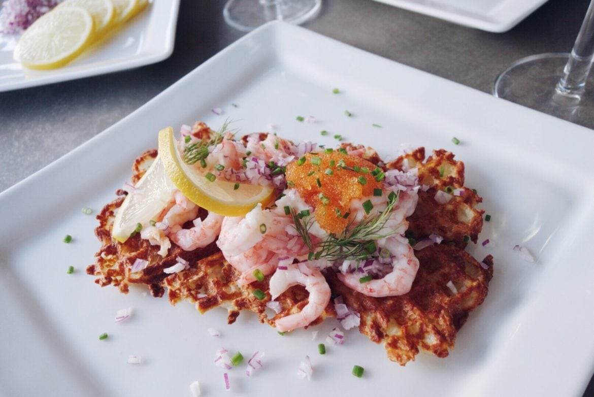 Krispig Råraka Av Halloumi Med Räktopping - Ostälskarens Variant På Toast  Skagen