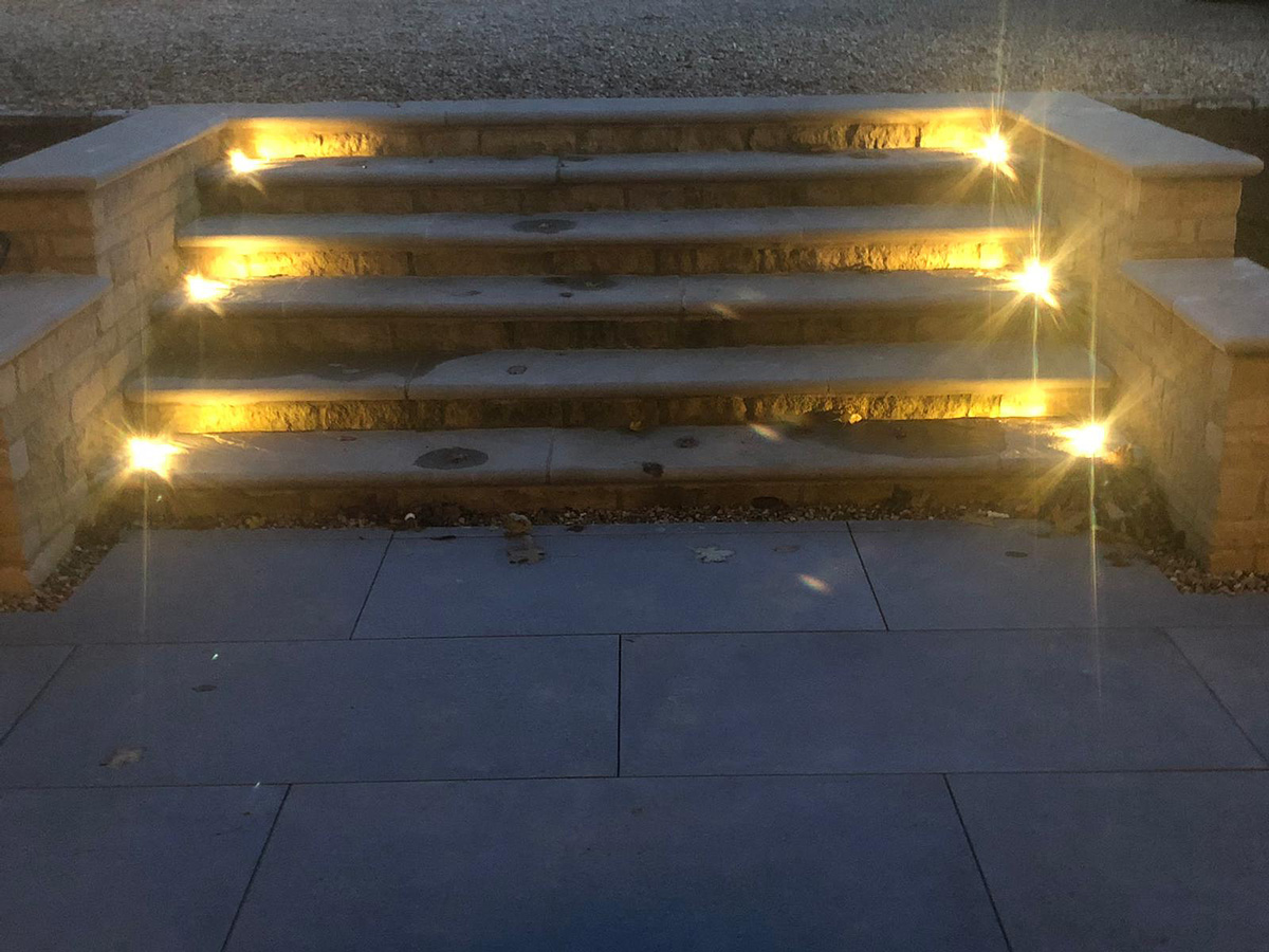 Outdoor step lighting