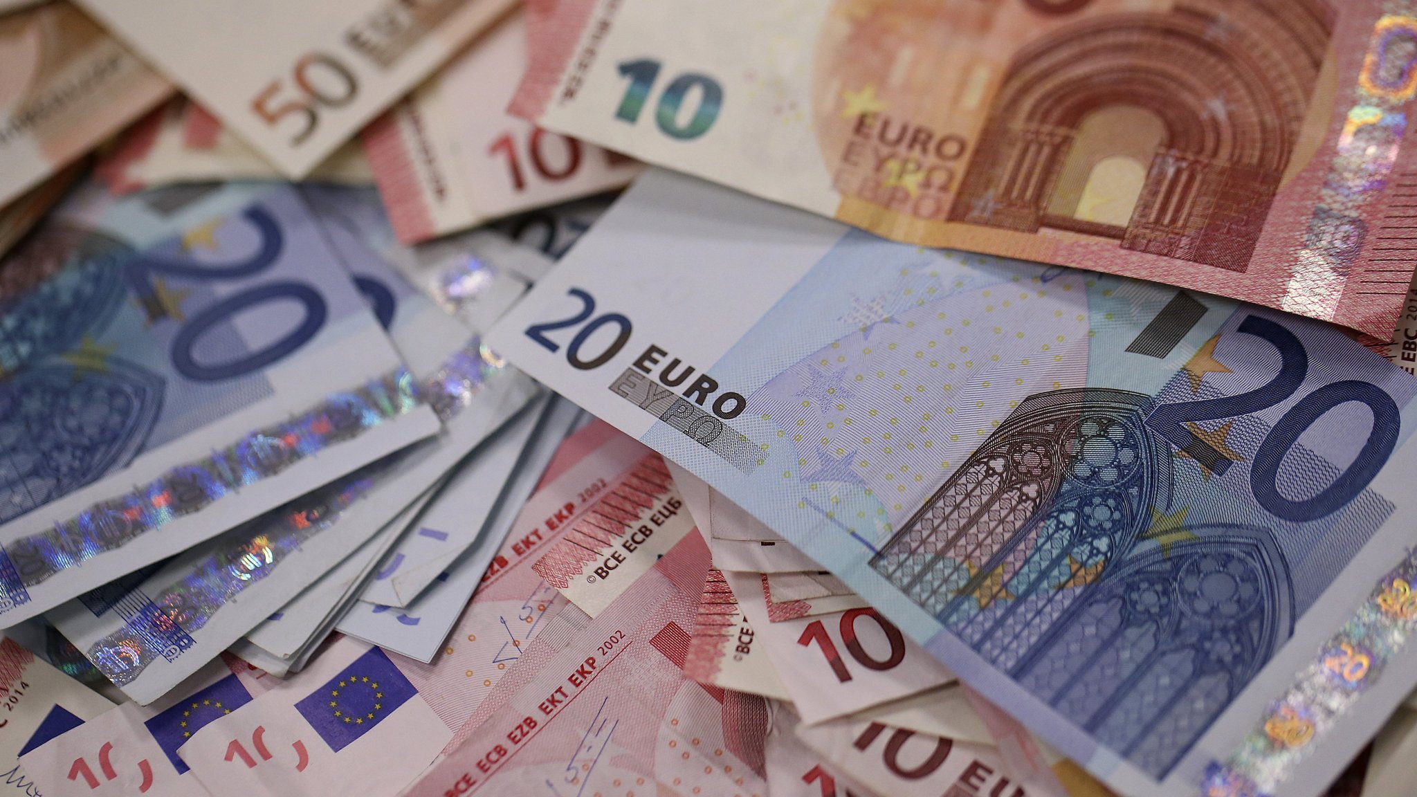 Nieuwe Biljetten Van 100 En 200 Euro Kleiner Suriname Herald