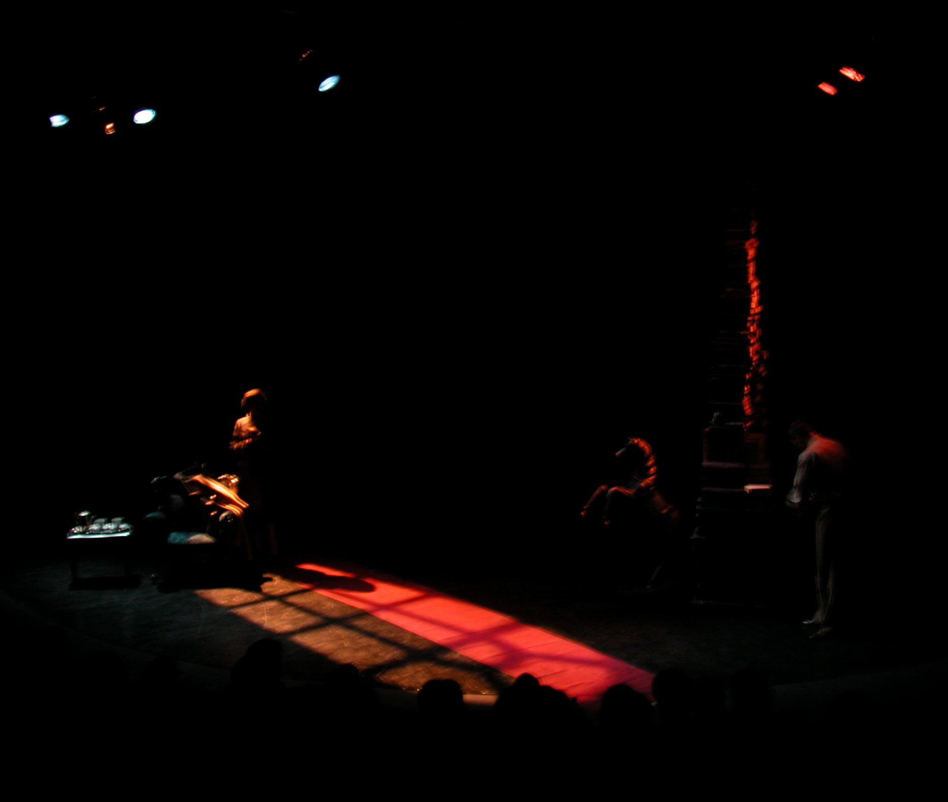 무대 위에 배우를 빛나게하는 _조명기의 역사와 종류