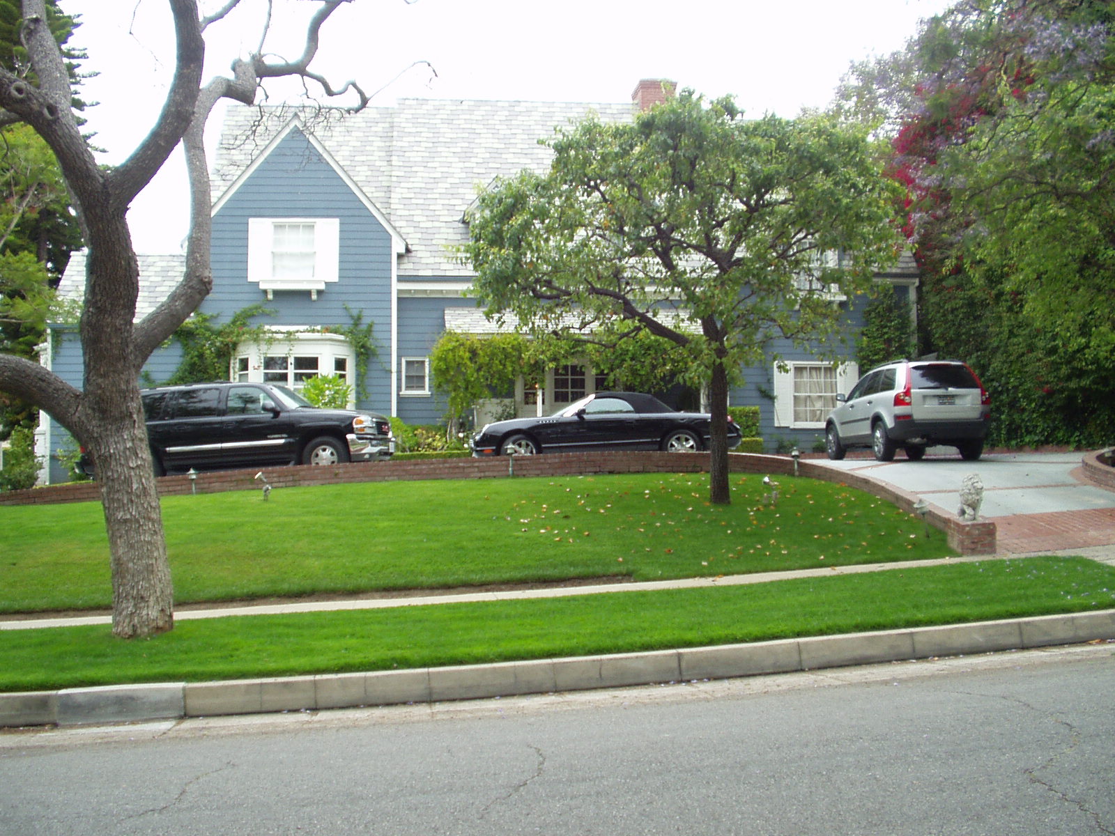 Celebrity Driveways of the Rich and Famous By Debbie Burton