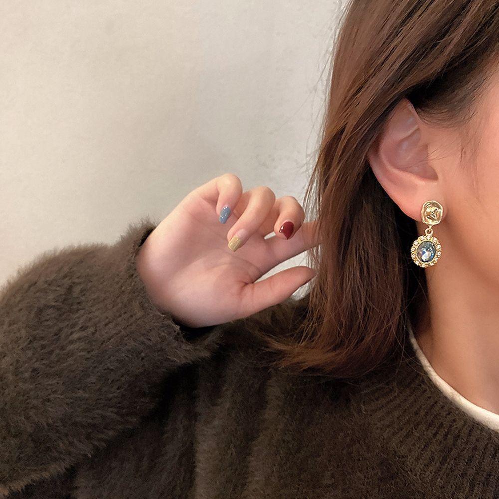 Tips To Style Your Dangling Earrings Perfectly