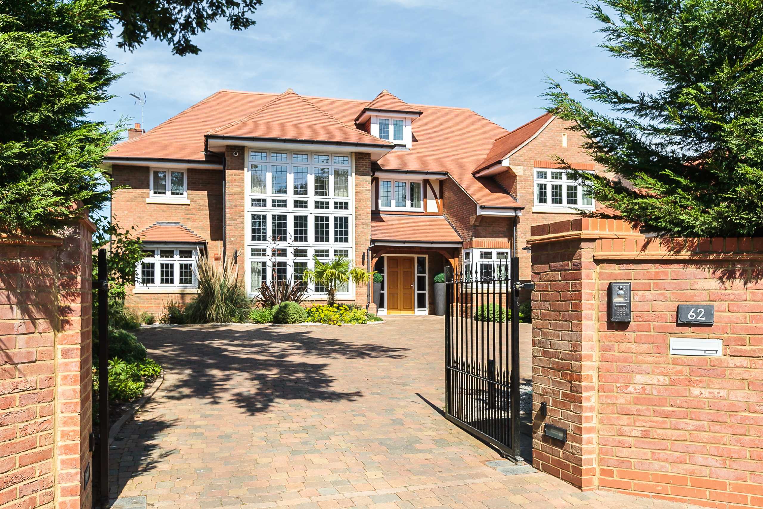 Aldenham Avenue, Radlett Statons