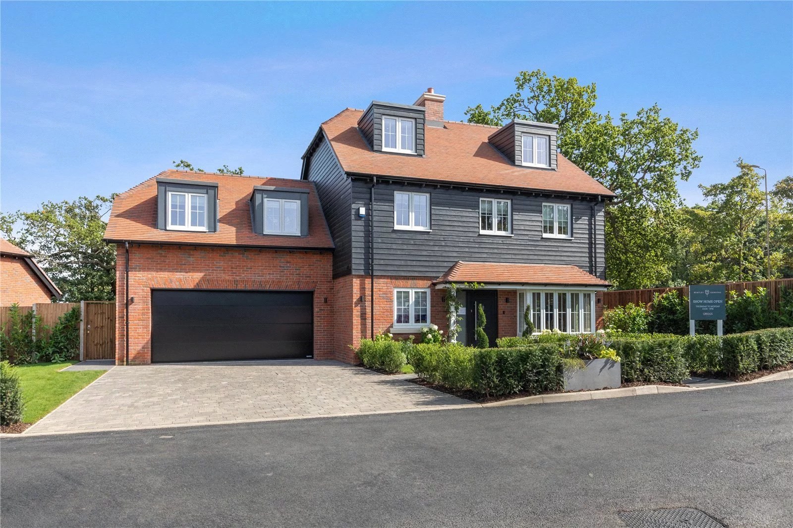 Bentley Gardens, Dancers Hill Road, Bentley Heath Statons