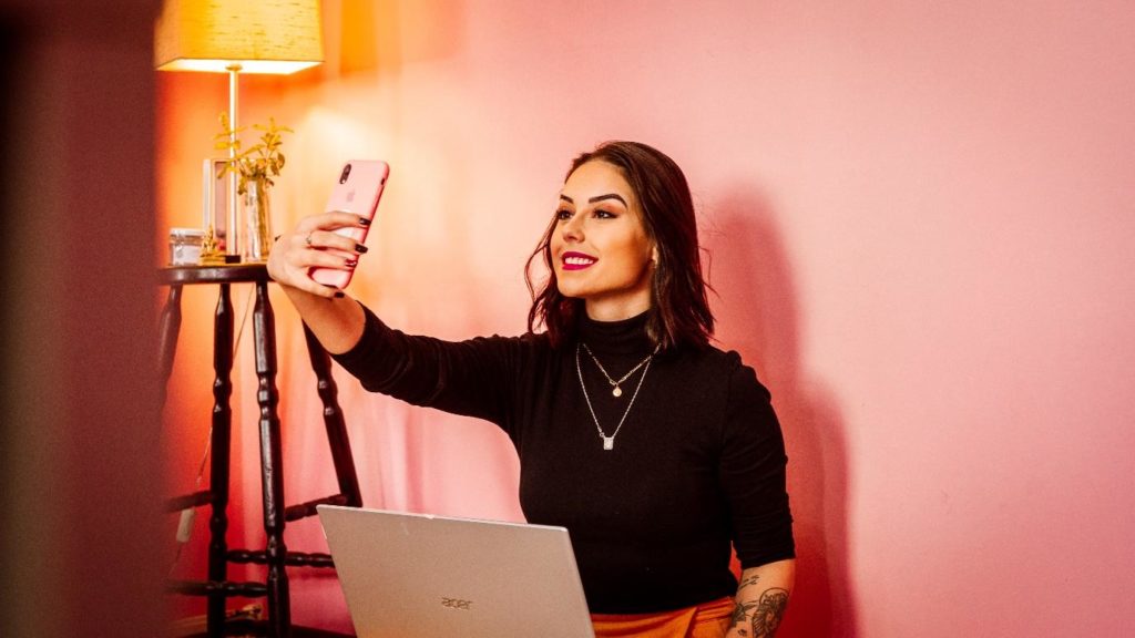Why Do You Need a ClipOn Selfie Light?