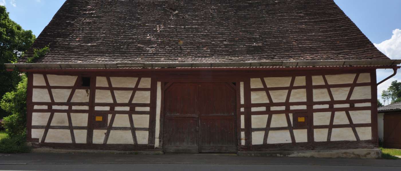 Hausen am Andelsbach, Zehntscheune strebewerk.