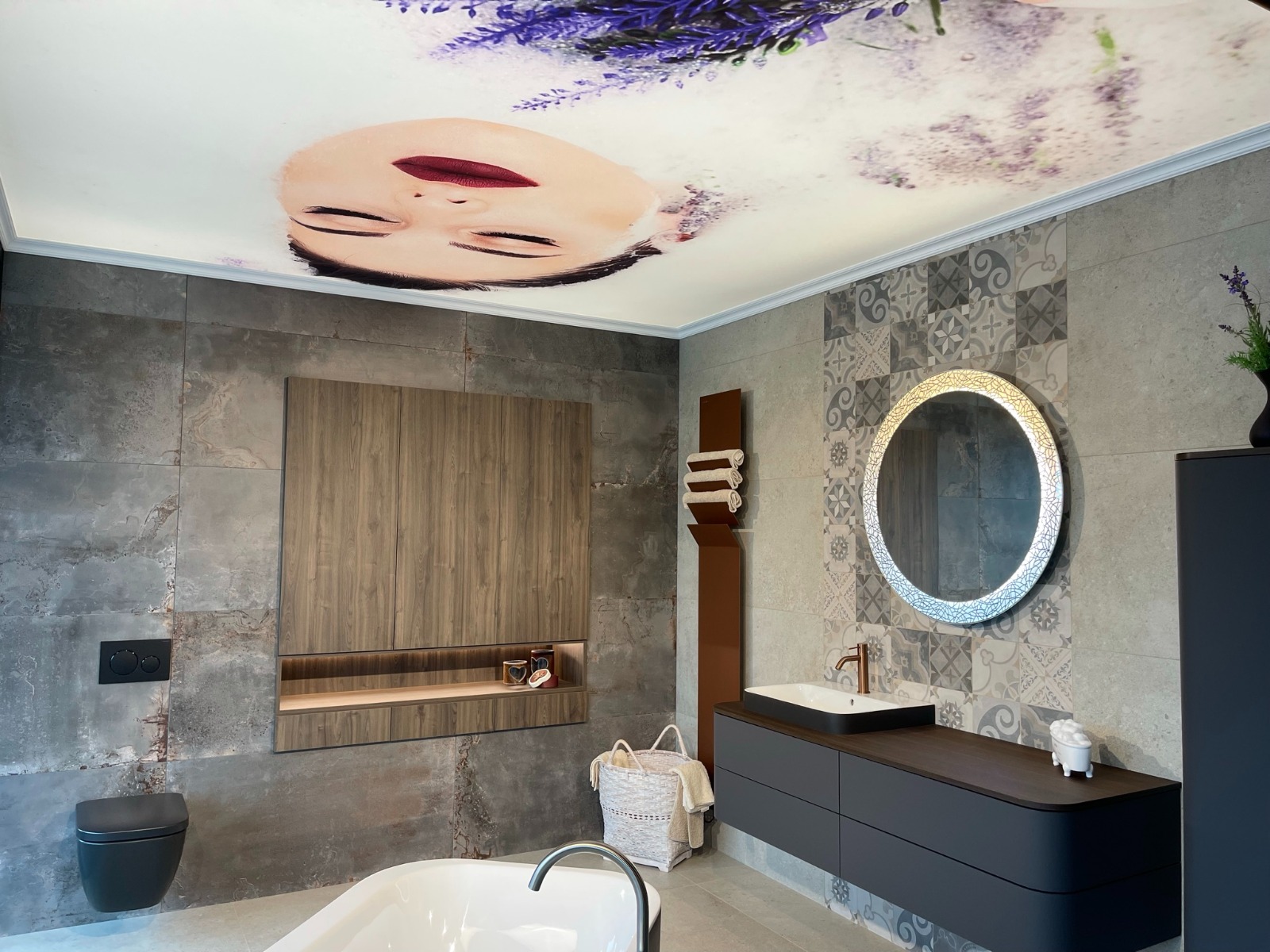 Stretch ceiling in the bathroom or plastered / gyproc ceiling