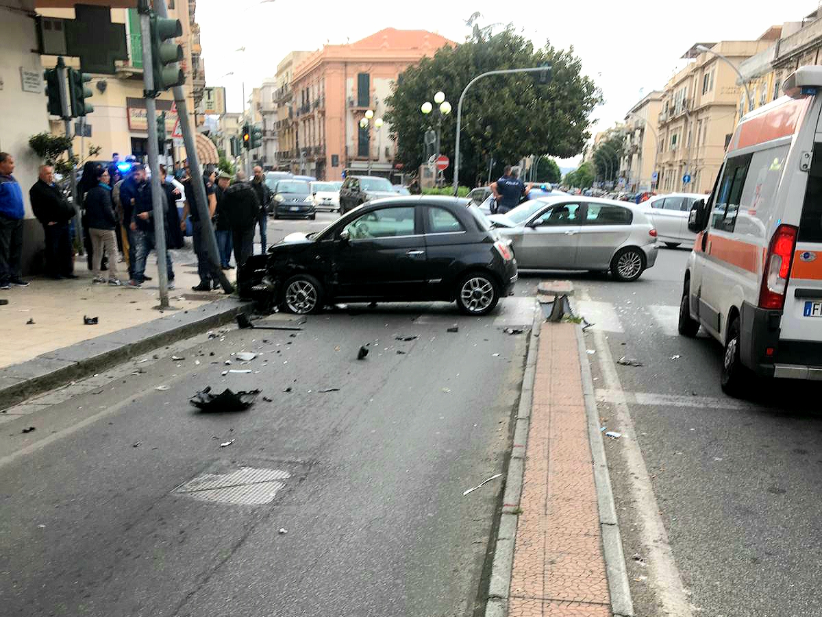 Messina, pauroso incidente all'incrocio di via Cesare Battisti le