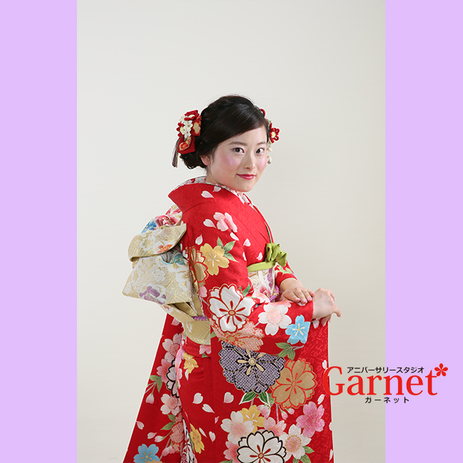【浜松市成人式 前撮り】色鮮やかな柄の赤の振袖｜浜松店｜スタッフブログ｜静岡・浜松で成人式の振袖レンタル・前撮りならアニバーサリースタジオ ガーネット