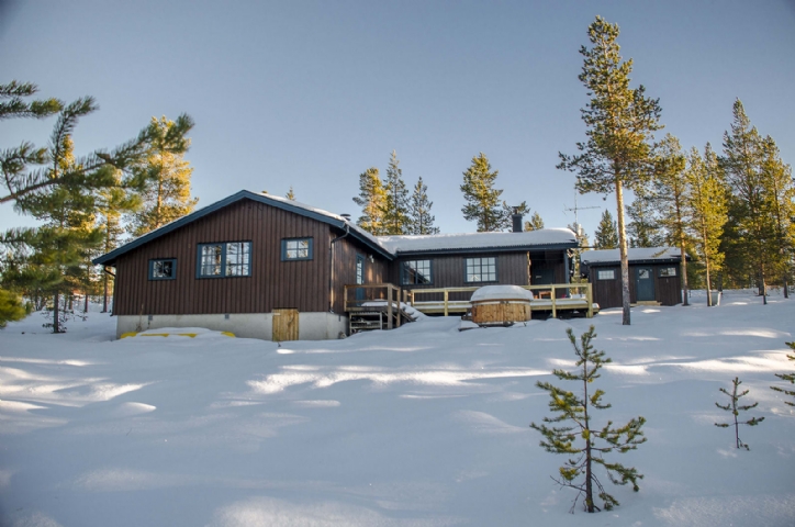 Vandra, åk skidor, badtunna, utsikt! (Stuga uthyres i Storfjäten