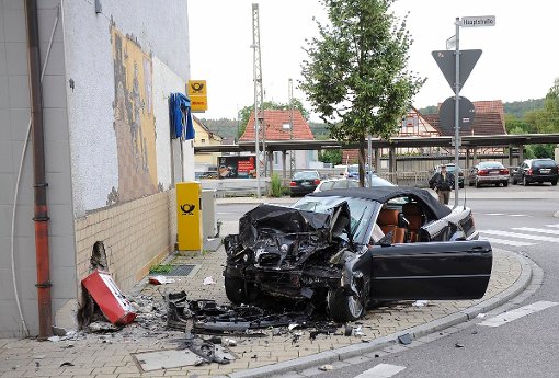 Offenbar nicht angeschnallt Tödlicher Unfall in Esslingen Stuttgart