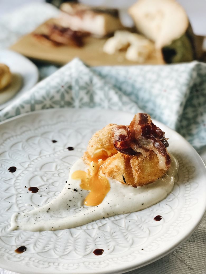 Uovo in doppia cottura su fonduta di pecorino e bacon croccante Style